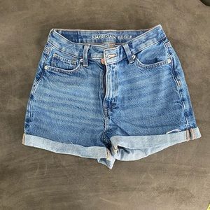 AMERICAN EAGLE MOM SHORTS SIZE 00